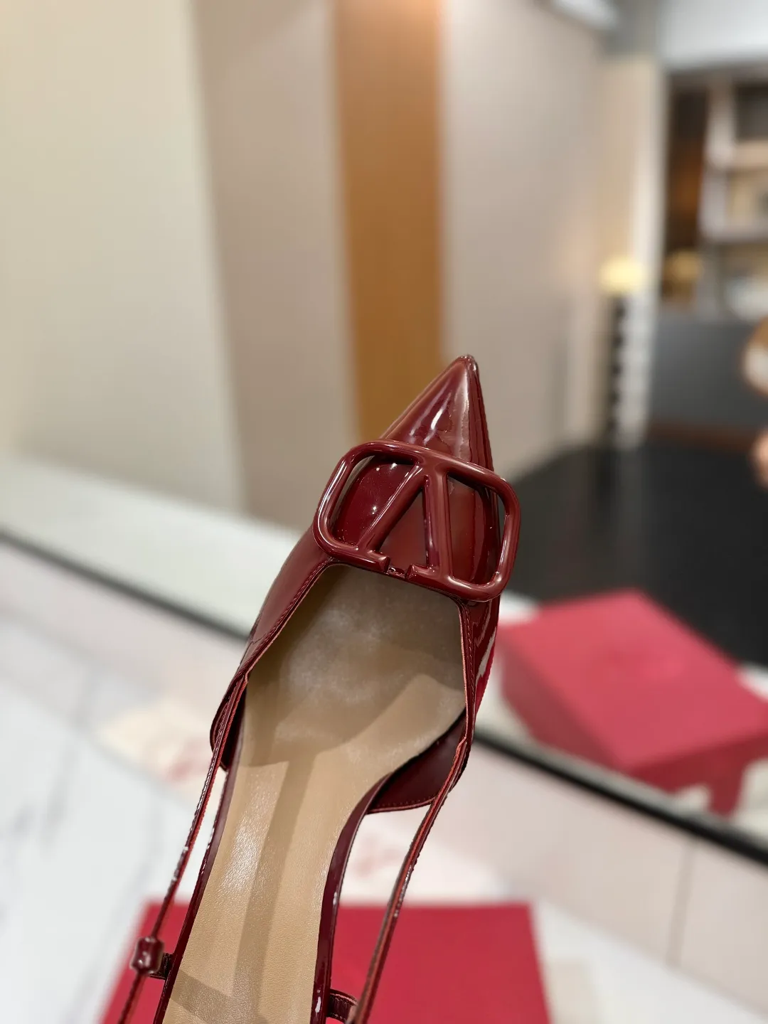 💕💕Factory direct selling price p520💕💕 Valentino launches a new series of sandals, sandals with pointed toe V-buckle sandals. The upper part of the foot is very pedicure-like. The key point is that it is very good and easy to control. It does not grind or tire your feet. It is a walking artifact! Metal VLOGO diamond buckle elements, full of high-end sense! It became sweet instantly.  The avant-garde VLOGO SIGNATURE shoe series interprets VALENTINO GARAVANI's candid attitude. Valentino Garavani V logo back hollow sandals with VLogo Signature decoration, platinum tone VLogo Signature decoration! Upper: imported patent leather Lining: imported goatskin Outsole: Italian leather outsole Heel height: 8cm Size: 35-39 (34-40-41-42 customized size)